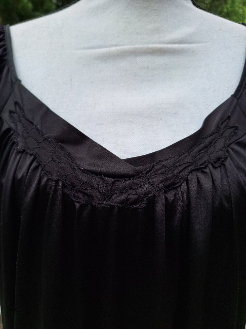 Vanity Fair black capped sleeve night gown/nightie. Size Medium - Picture 5 of 7